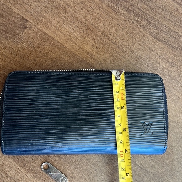 Louis Vuitton Epi wallet send me an offer because of the zipper - Picture 9 of 9
